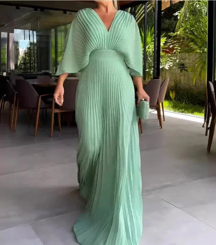 Robe longue plissée menthe avec col en V, manches 3/4, idéale pour les occasions décontractées ou habillées.