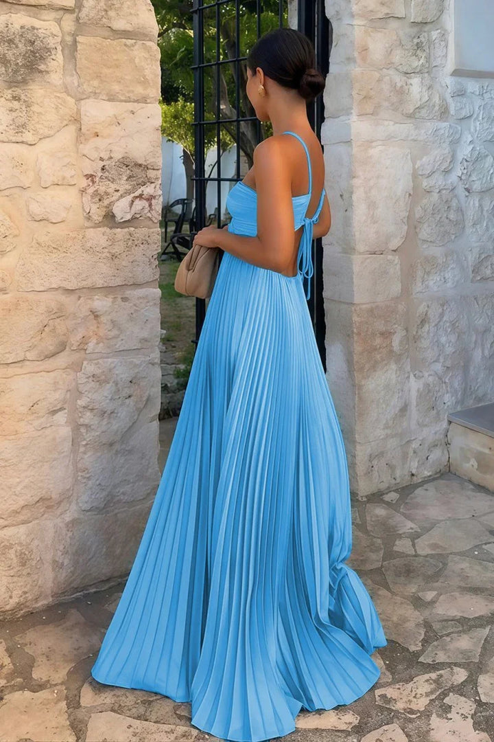 Robe longue femme plissée, en tissu léger, au dos nu, avec une coupe évasée et des plis élégants pour un look fluide.