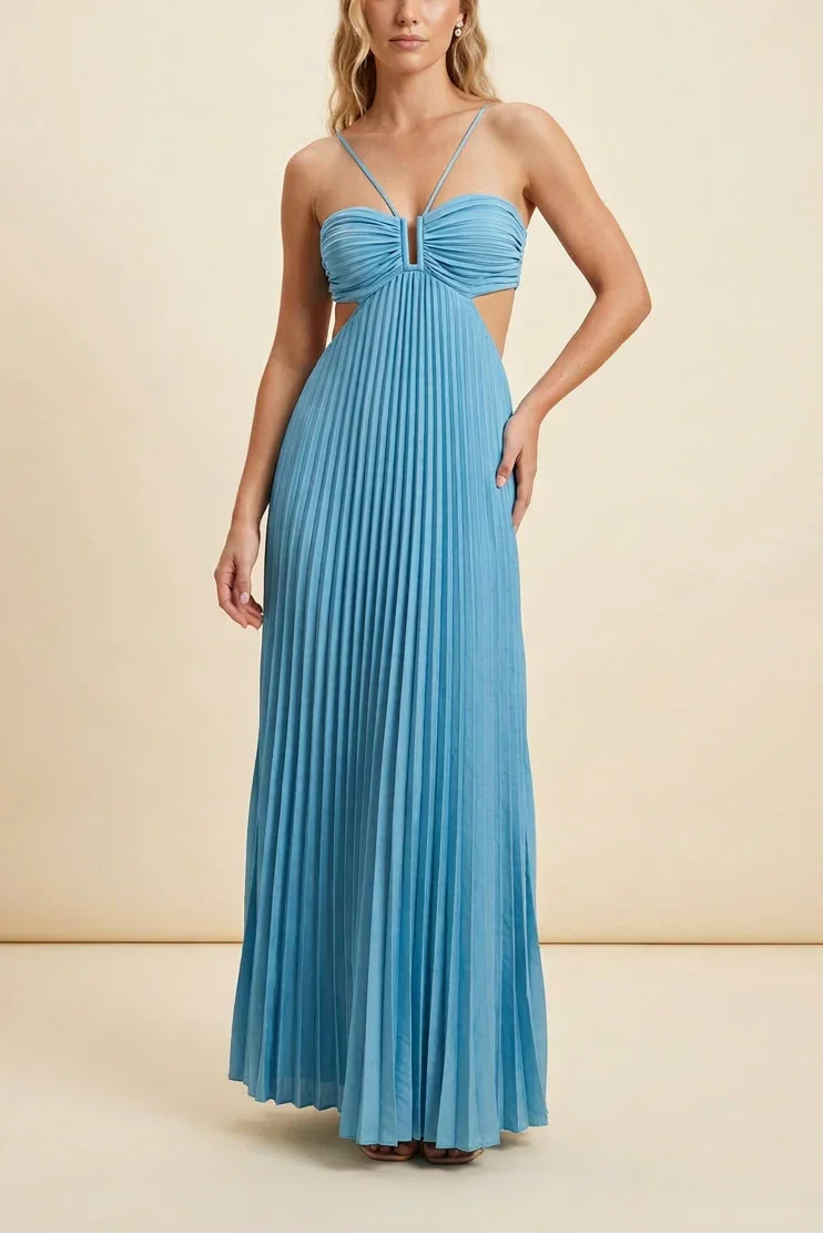 Robe longue bleu femme, plissée, avec un dos nu élégant et tissu léger, parfaite pour les occasions estivales.