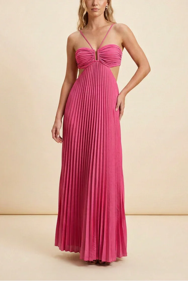 Robe longue rose en tissu plissé, dos nu élégant avec bretelles fines, parfaite pour les occasions estivales.