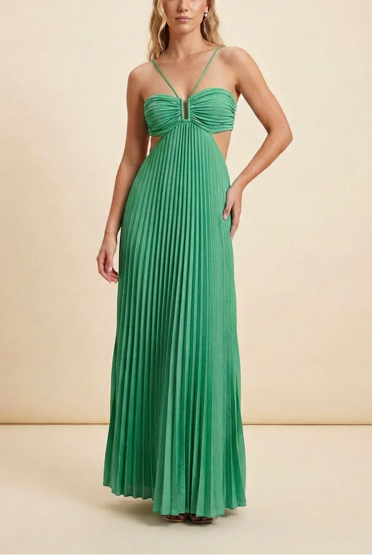 Robe longue femme en vert, plissée, avec un dos nu et des bretelles fines, idéale pour les occasions estivales.
