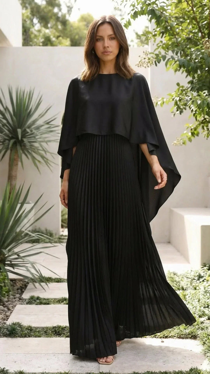 Robe longue féminine plissée avec manches en cape, en tissu léger, idéale pour les occasions estivales.