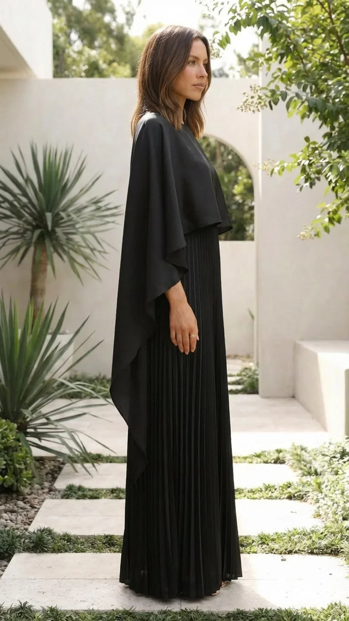 Robe longue femme plissée, à manches cape, en polyester léger, idéale pour une silhouette fluide et élégante.