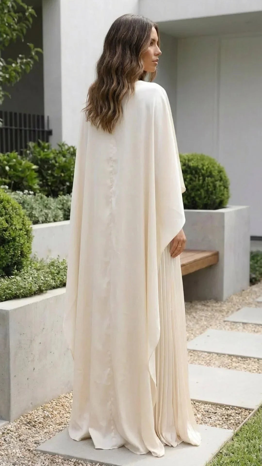 Robe longue plissée pour femme, avec manches cape élégantes en tissu léger et fluide, idéale pour des occasions…
