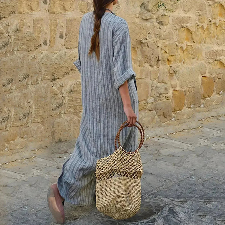 Robe longue femme rayée en coton, col en V, avec poches pratiques et motif intemporel. Parfaite pour un look décontracté.