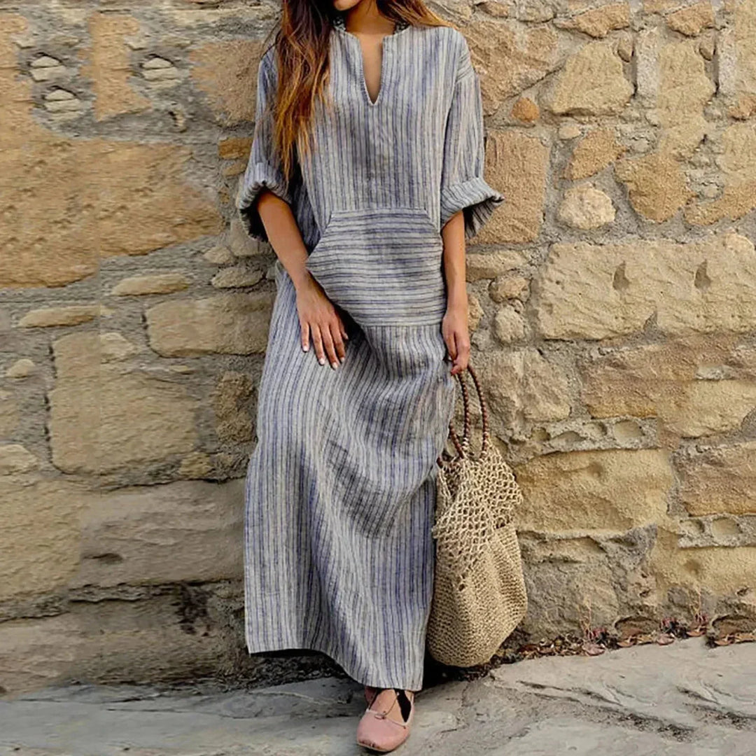 Robe longue grise à rayures, col en V, poches pratiques, idéale pour un look décontracté et élégant au quotidien.