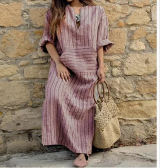 Robe longue femme rouge rayée, col en V, poches pratiques, tissu léger idéal pour les journées d'été.