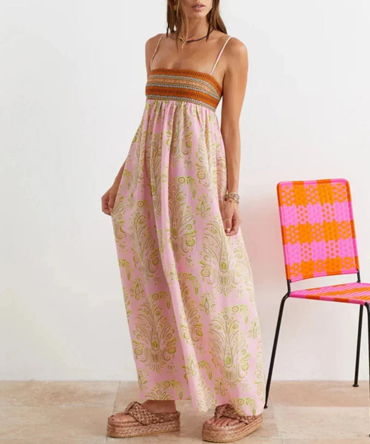 Robe longue rose boho à bretelles, en coton léger, avec motifs floraux d'été pour un look décontracté et féminin.