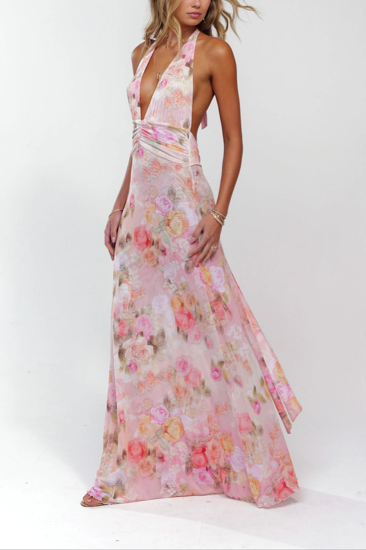Robe longue femme rose fleurie, en tissu léger, avec un dos nu et une coupe évasée pour un look féminin et estival.