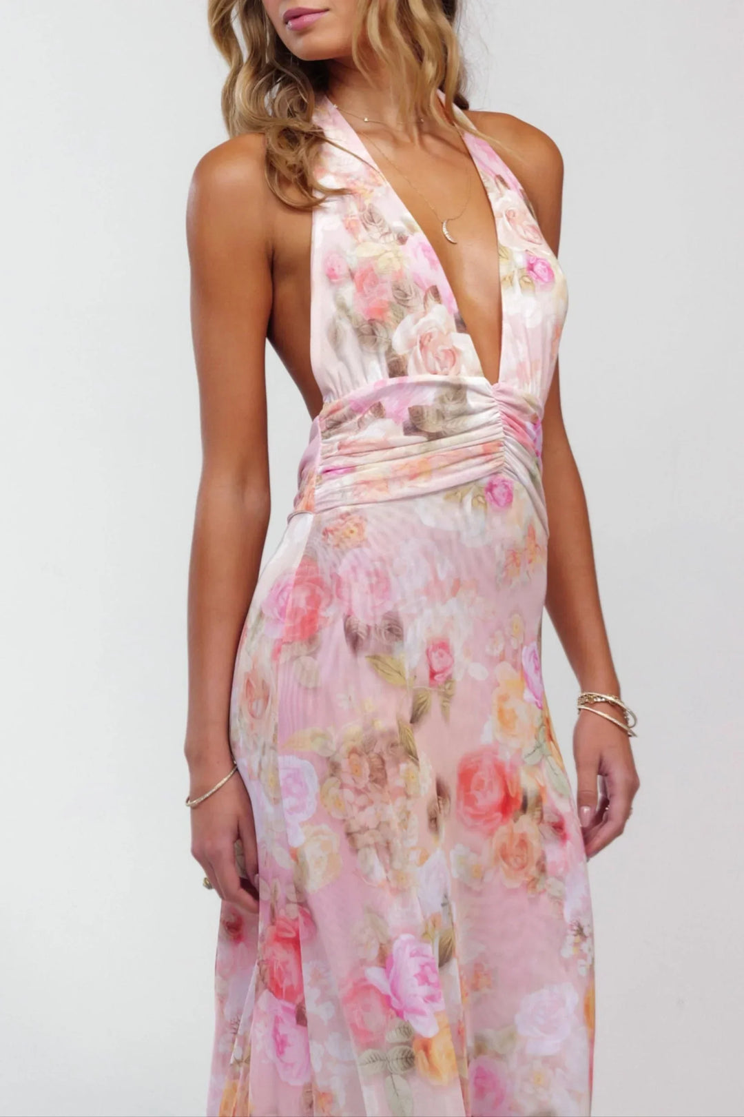 Robe longue femme rose avec motif fleuri, dos nu en tissu léger, idéale pour les journées d'été.