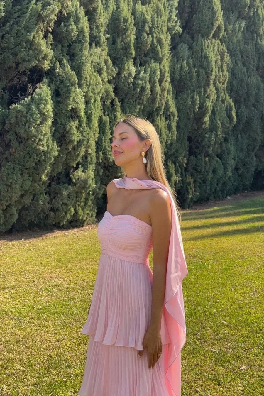 Robe longue femme rose sans bretelles, en tissu léger avec un design fluide et un style tiercé pour un look élégant.