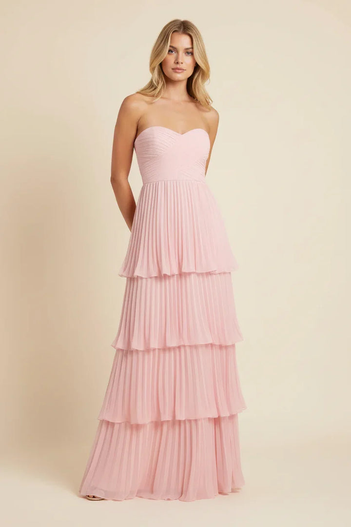 Robe longue rose sans bretelles, confectionnée en tissu léger, avec un design tiercé pour une silhouette élégante.