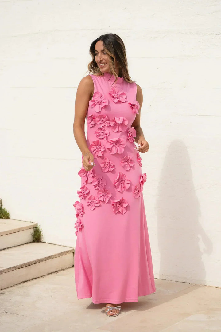 Robe longue femme rose sans manches, en coton léger, ornée de fleurs, idéale pour les journées ensoleillées.