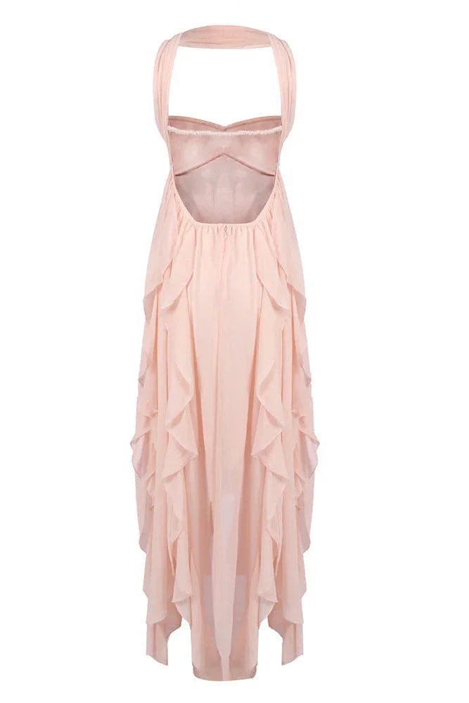 Robe longue rose volantée en tissu léger, avec des manches évasées et un design fluide idéal pour les journées d'été.