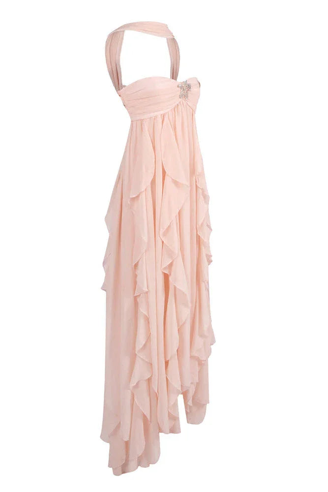 Robe longue rose en tissu léger avec volants délicats et coupe fluide, idéale pour les occasions estivales.