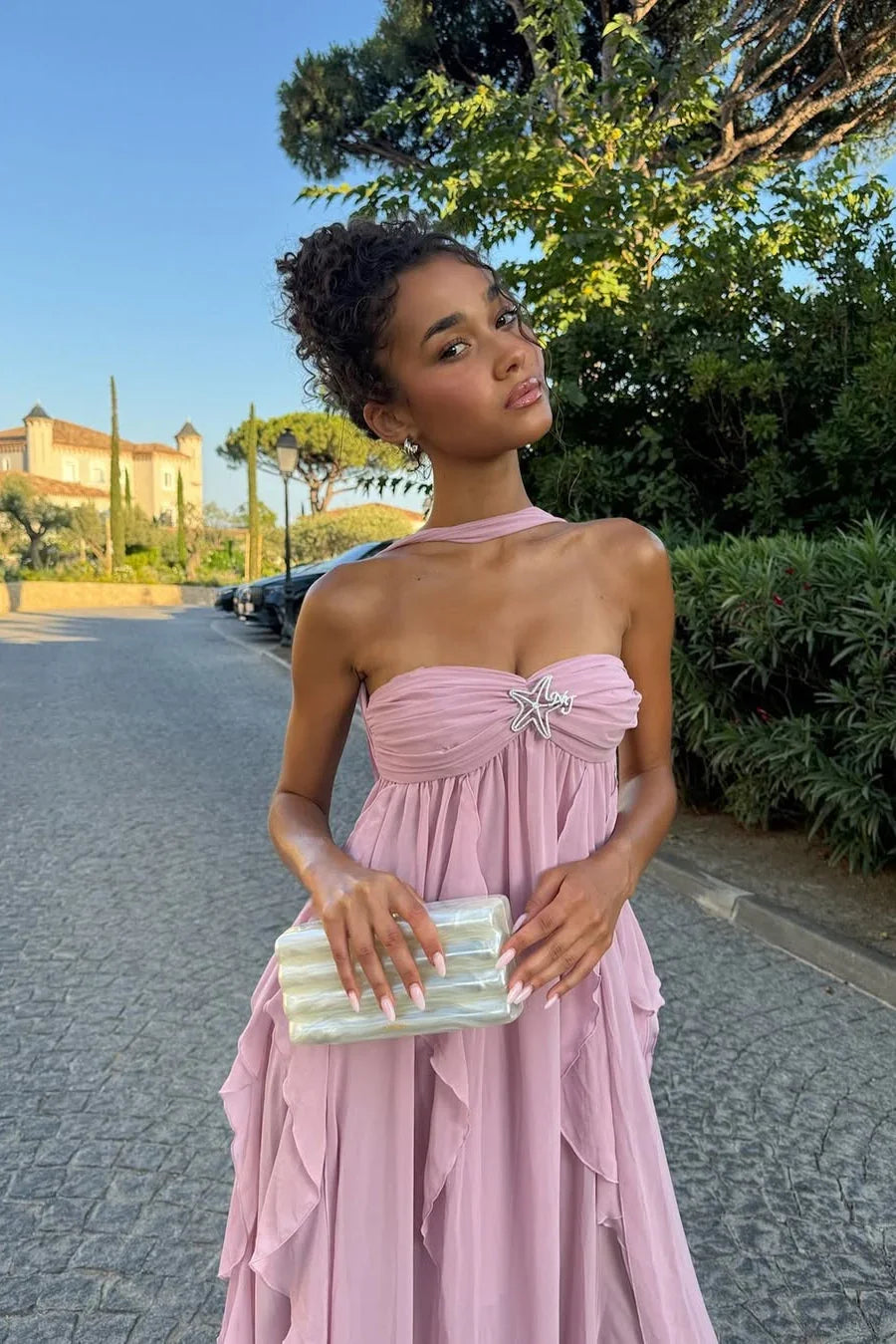 Robe longue femme rose volantée en tissu léger, avec des volants délicats et une coupe fluide pour un style élégant.