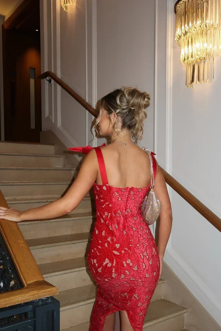 Robe longue rouge à bretelles en tissu léger, dotée d'un décolleté en V et d'une coupe fluide pour un style élégant.