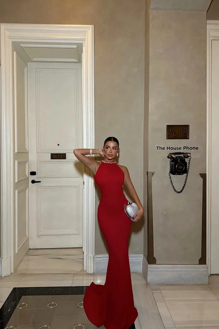 Robe longue rouge pour femme, bretelles perlées, tissu fluide et léger, idéale pour les sorties estivales.
