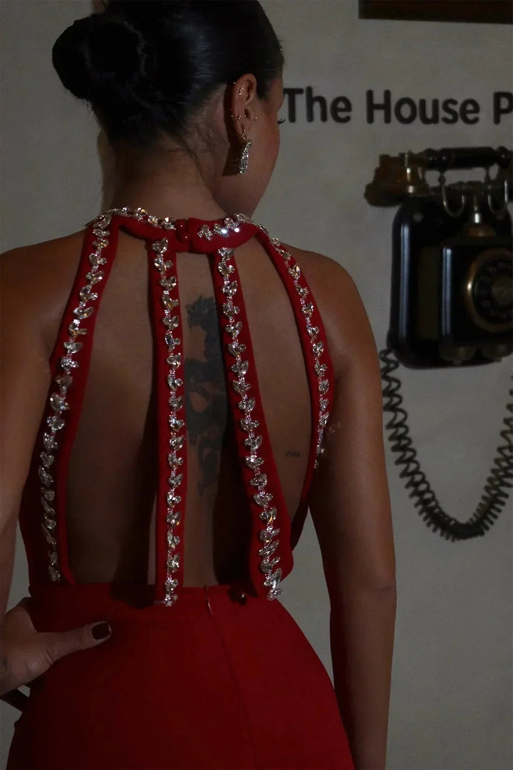 Robe longue femme rouge en polyester, avec bretelles perlées et coupe fluide. Idéale pour les occasions estivales.