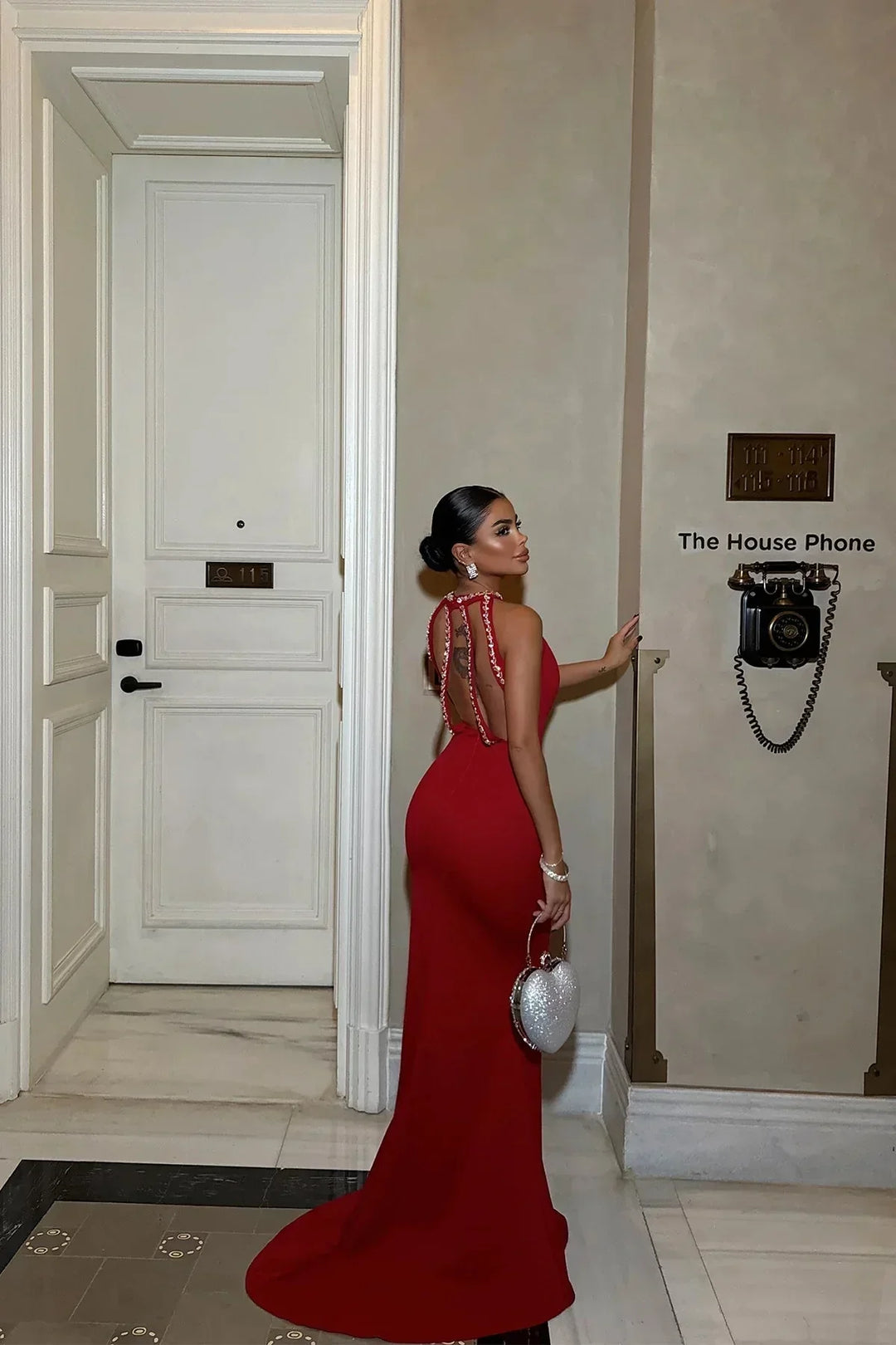 Robe longue femme rouge en polyester avec bretelles perlées et découpe sur le devant pour un look élégant.