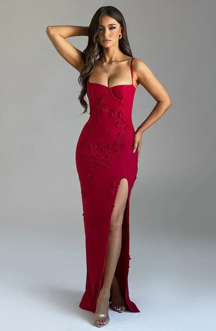 Robe longue rouge pour femme en tissu léger, avec fente élégante et broderie détaillée sur le devant.