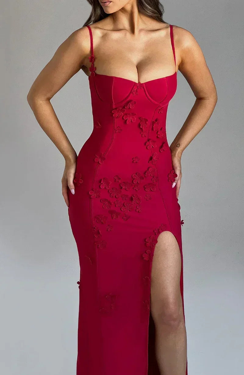 Robe longue femme rouge en coton, avec fente sur le côté et broderie florale délicate sur le décolleté.