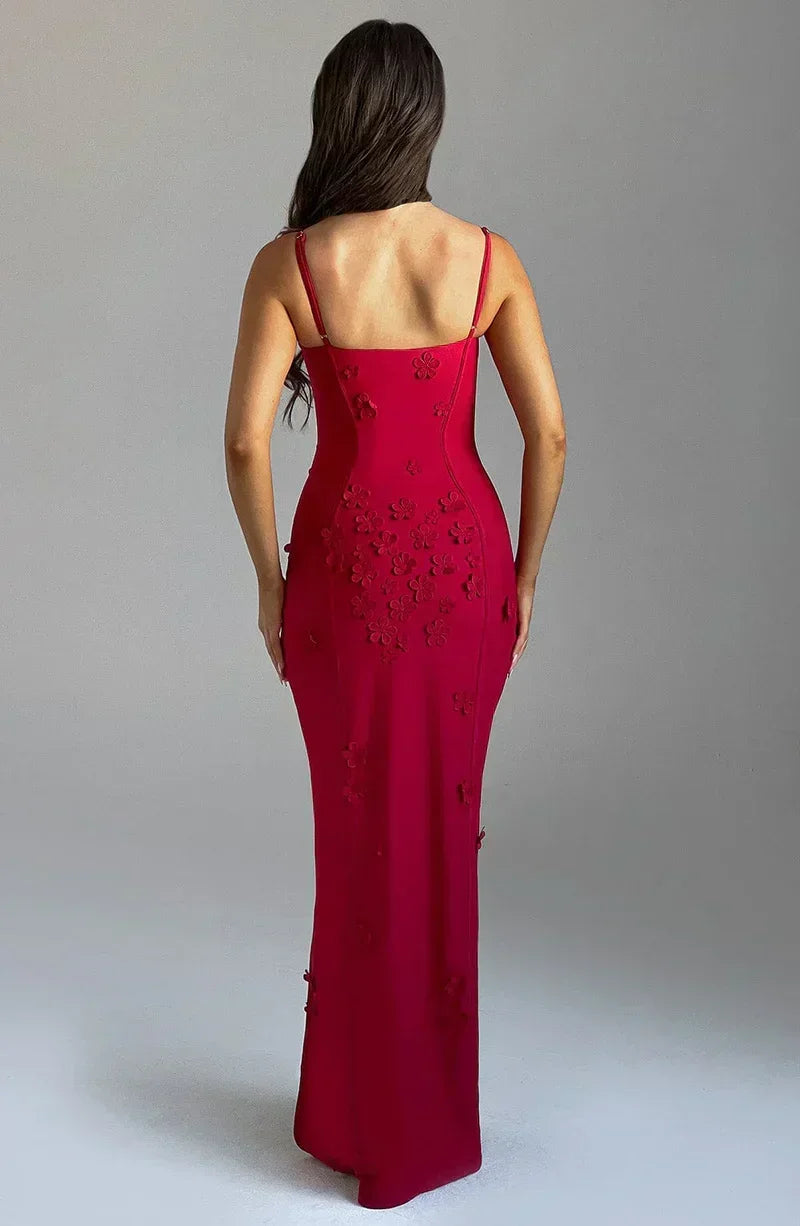 Robe longue rouge pour femme, en tissu léger, avec fente latérale et broderie sur le bas pour un style élégant.