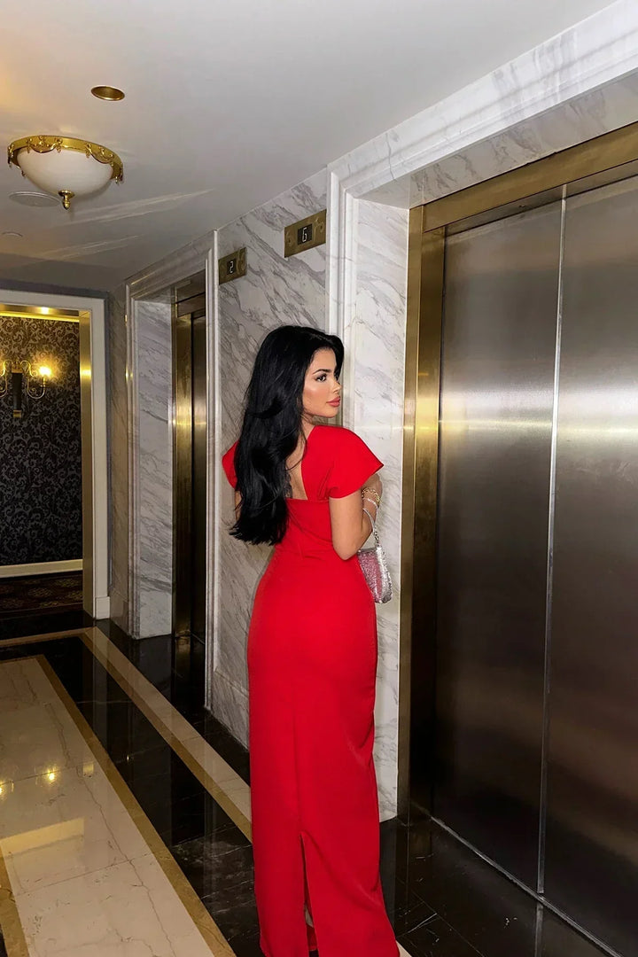 Robe longue rouge pour femme en tissu fluide, avec épaule drapée et coupe élégante pour un look raffiné.