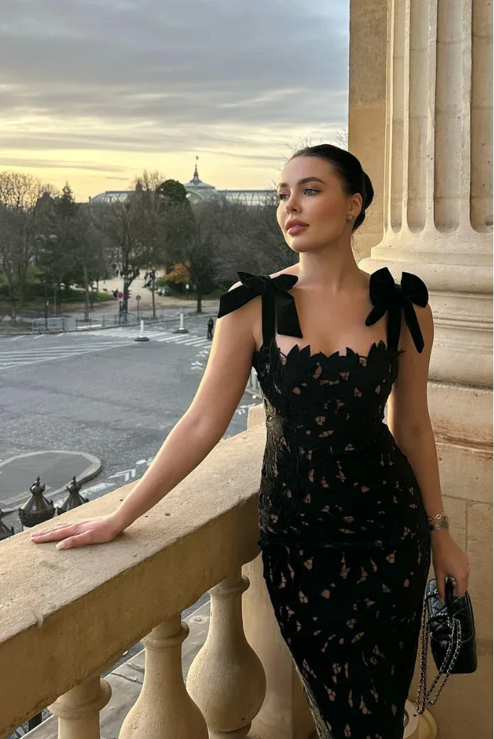 Robe longue noire pour femme avec noeuds, en tissu léger, manches courtes et coupe élégante, idéale pour les occasions…