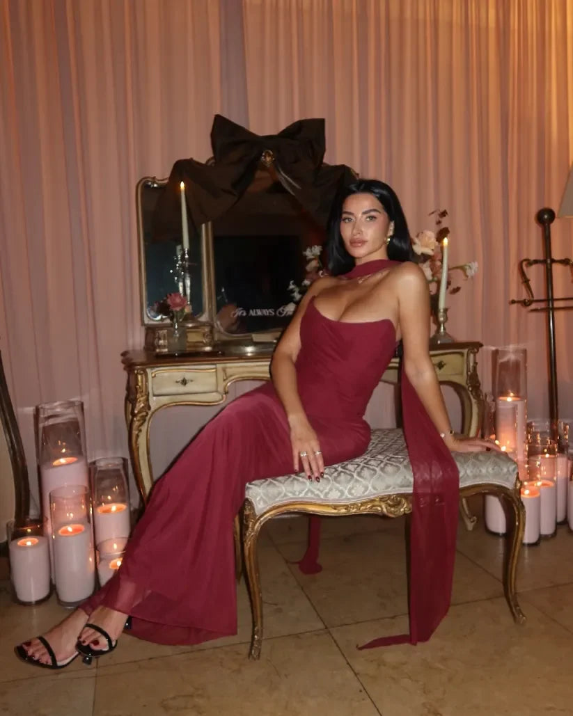 Robe longue sans bretelles en tissu léger avec écharpe assortie, idéale pour les occasions estivales ou décontractées.