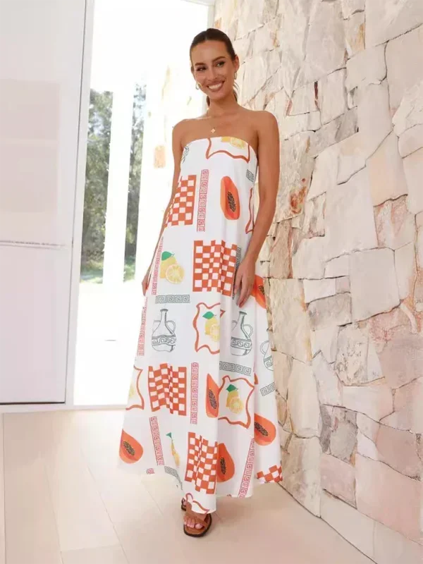 Robe longue sans bretelles en coton léger, ornée de motifs estivaux colorés et d'une coupe fluide pour un look décontracté.