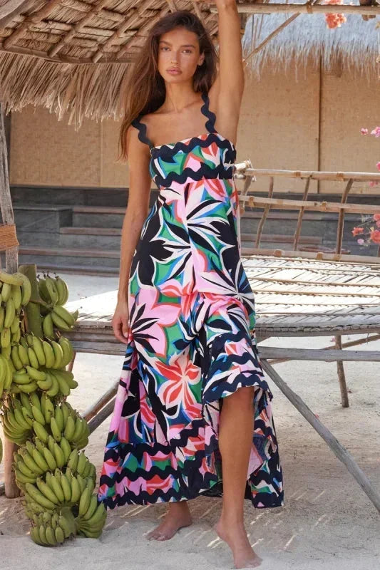 Robe longue sans manches pour femme, en tissu léger, avec un bord ondulé et un design fluide pour un look élégant.
