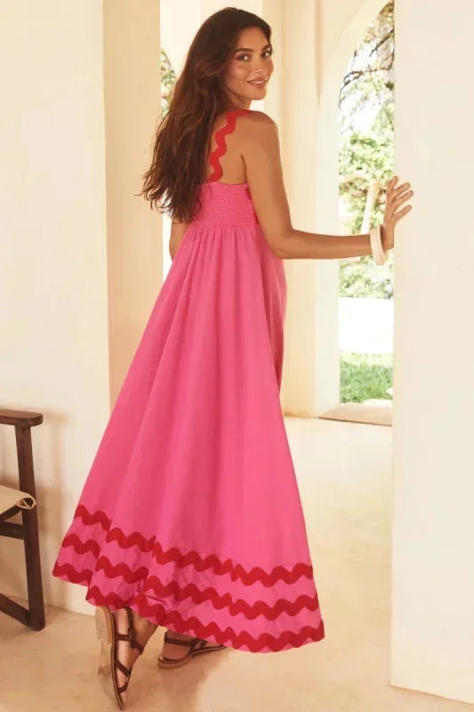 Robe longue femme sans manches en tissu léger, avec un bord ondulé et un design élégant pour un look décontracté.