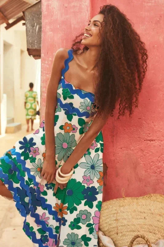 Robe longue sans manches en polyester avec un bord ondulé, parfaite pour des occasions décontractées ou estivales.