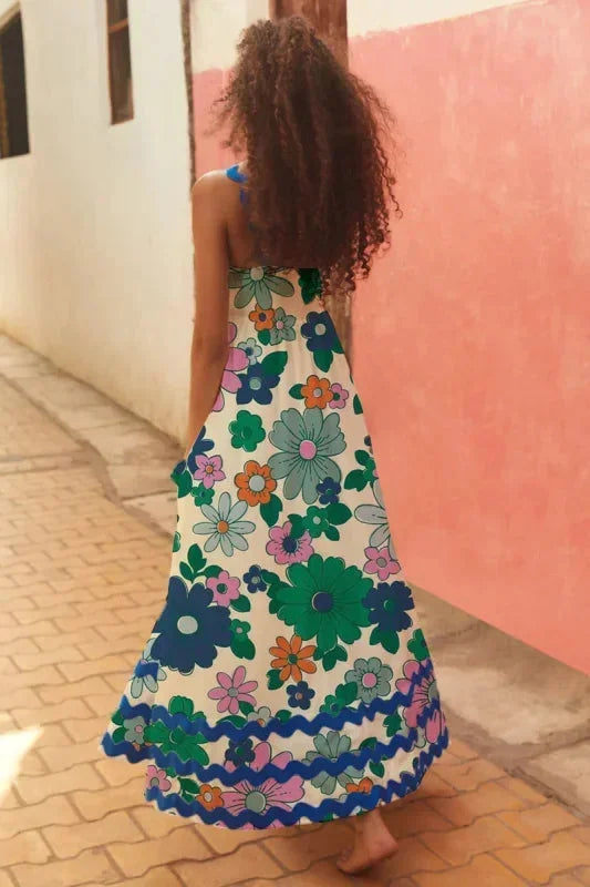 Robe longue sans manches en tissu léger, dotée d'un bord ondulé pour un look élégant et fluide. Idéale pour l'été.