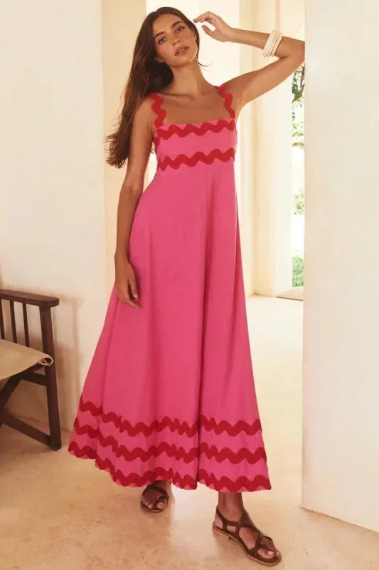 Robe longue femme sans manches en tissu léger, avec un bord ondulé et une coupe fluide pour un look élégant et décontracté.