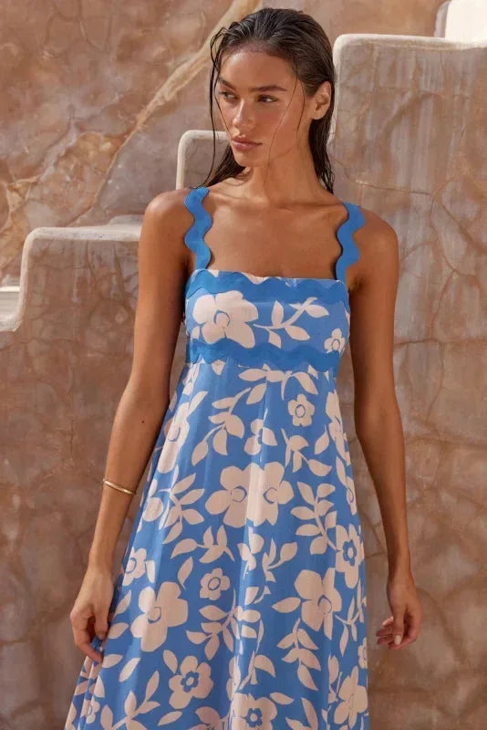 Robe longue femme sans manches en tissu léger, avec un élégant bord ondulé et un design fluide parfait pour l'été.