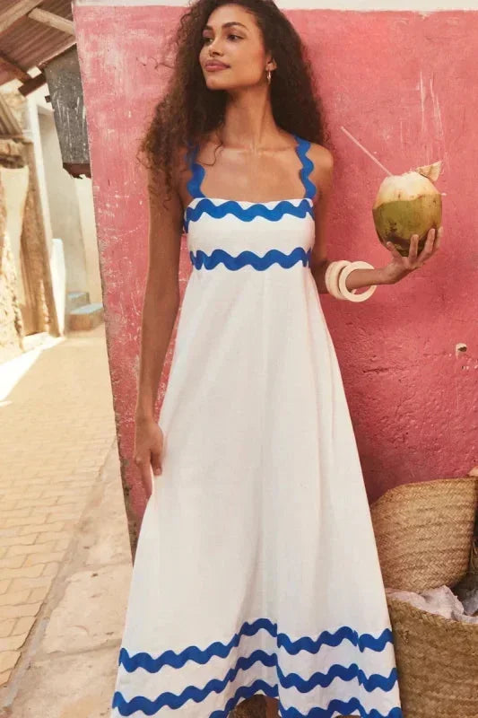 Robe longue sans manches en chiffon léger, avec un bord ondulé élégant, idéale pour les journées estivales.