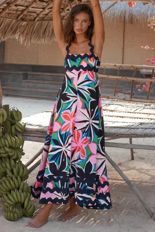 Robe longue femme sans manches en tissu léger, avec un bord ondulé et un design fluide, idéale pour les journées chaudes.
