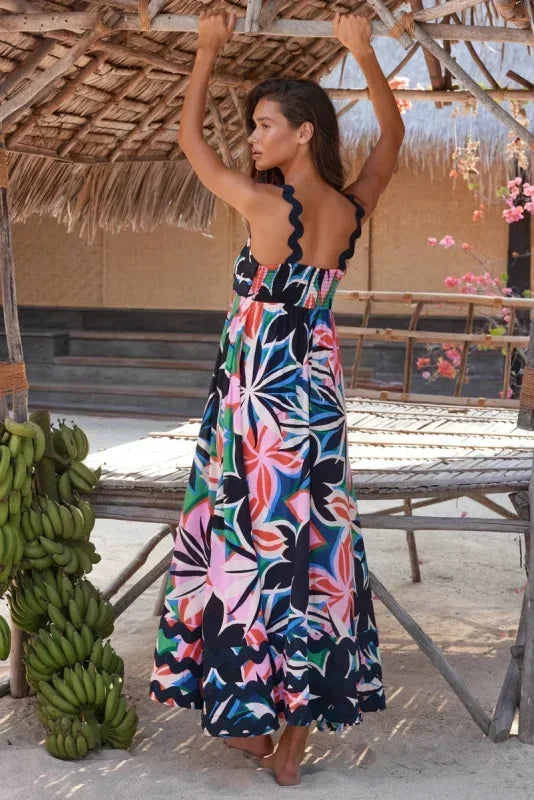 Robe longue femme sans manches en tissu léger, avec bord ondulé et coupe fluide, idéale pour les journées d'été.