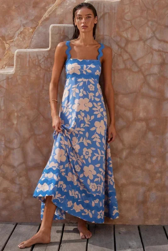 Robe longue femme sans manches en bleu, avec un bord ondulé et un tissu léger, parfaite pour les journées d'été.