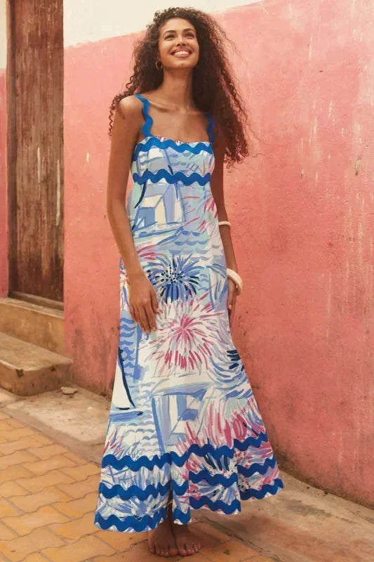 Robe longue femme sans manches en coton léger, couleur bleu ciel, avec un élégant bord ondulé pour un look fluide.