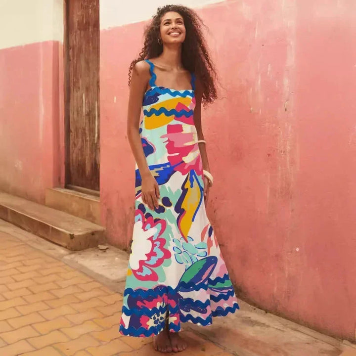 Robe longue sans manches en bleu clair, avec un bord ondulé et fabriquée en tissu léger pour un confort optimal.