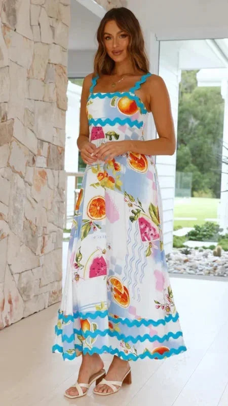 Robe longue sans manches en Pâle blanc, tissu léger avec un bord ondulé élégant, parfaite pour les journées d'été.