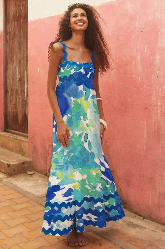Robe longue verte bleue sans manches avec bord ondulé, en tissu léger et fluide, parfaite pour les journées chaudes.