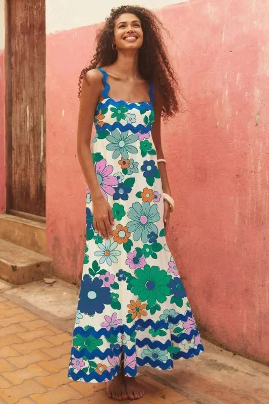 Robe longue femme sans manches en vert clair, en tissu léger, avec un bord ondulé pour un look fluide et féminin.