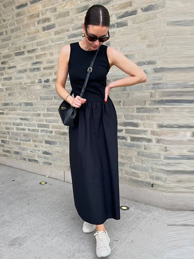Robe longue femme sans manches en tissu léger, avec une jupe évasée pour un look fluide et décontracté.
