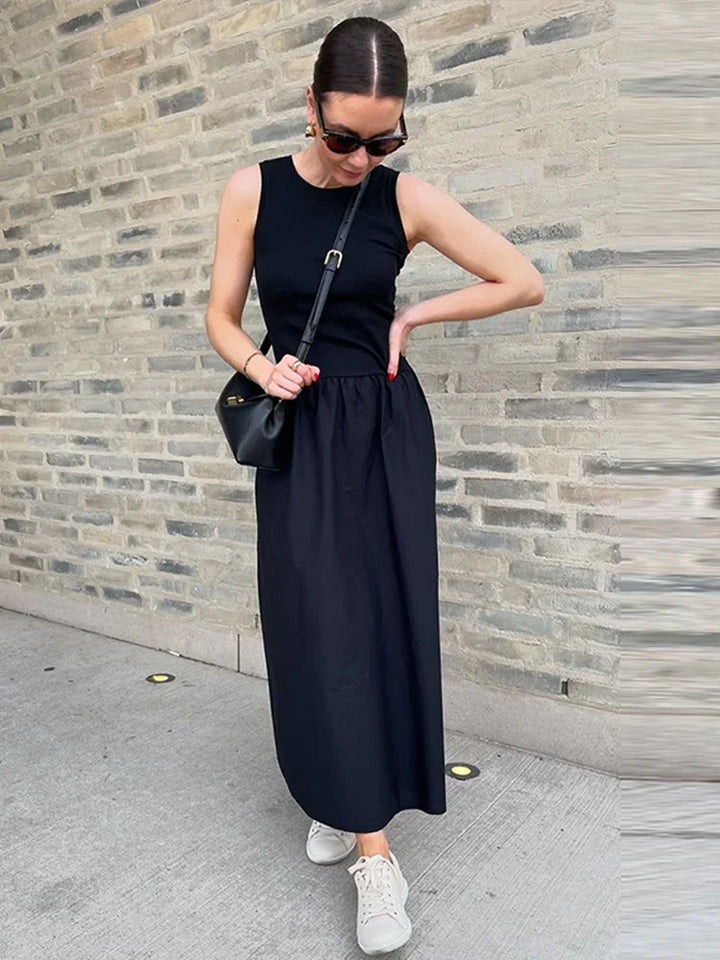 Robe longue femme sans manches en tissu léger, avec une jupe évasée pour un look fluide et décontracté.