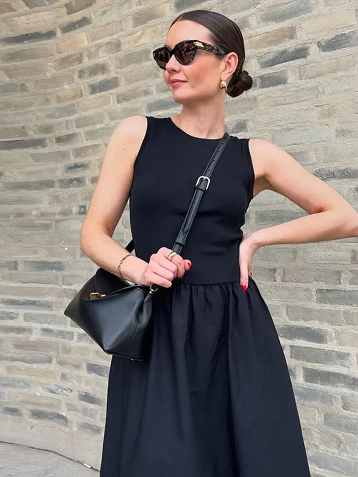 Robe longue sans manches en coton léger, avec une jupe évasée et un motif floral graphique. Idéale pour les journées d'été.