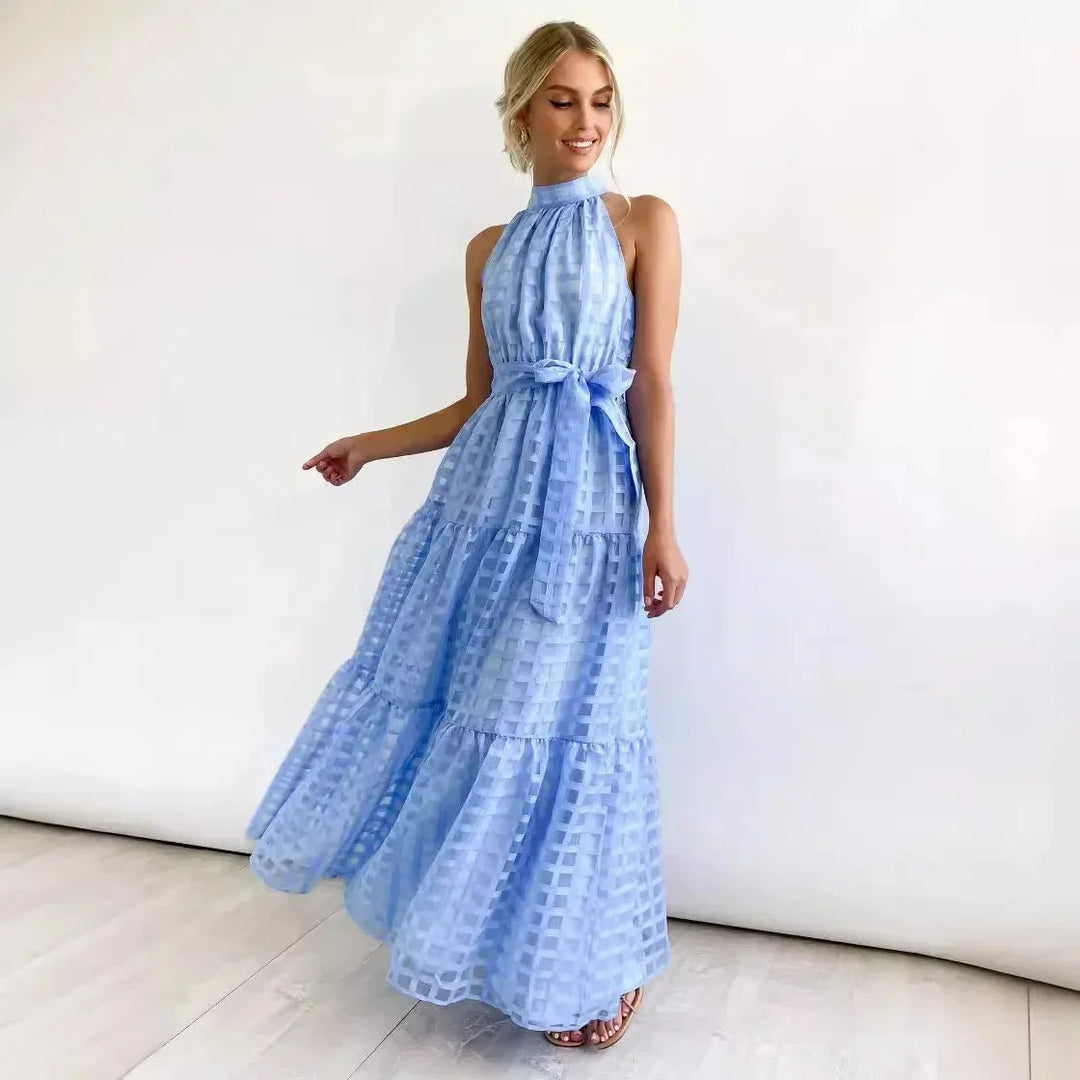 Robe longue sans manches bleue à motif chic, en tissu léger, dotée d'une ceinture accentuant la taille.